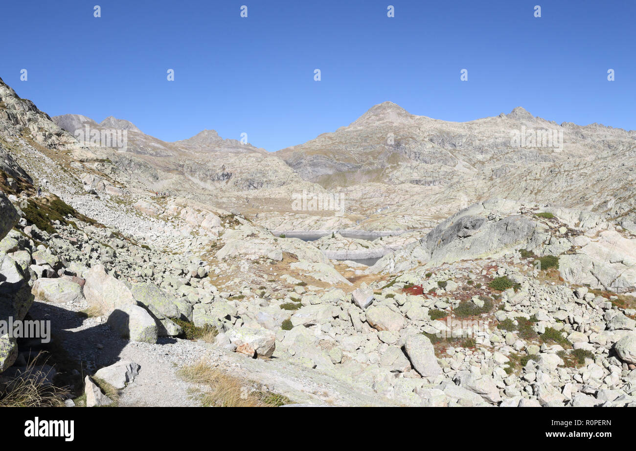 Eine Landschaft der Hohen Rocky Mountains mit unfruchtbaren Boden, gelb Gras und einem tiefblauen Himmel in einen sonnigen Herbst, in Panticosa, Aragon, Pyrenäen, Spanien Stockfoto