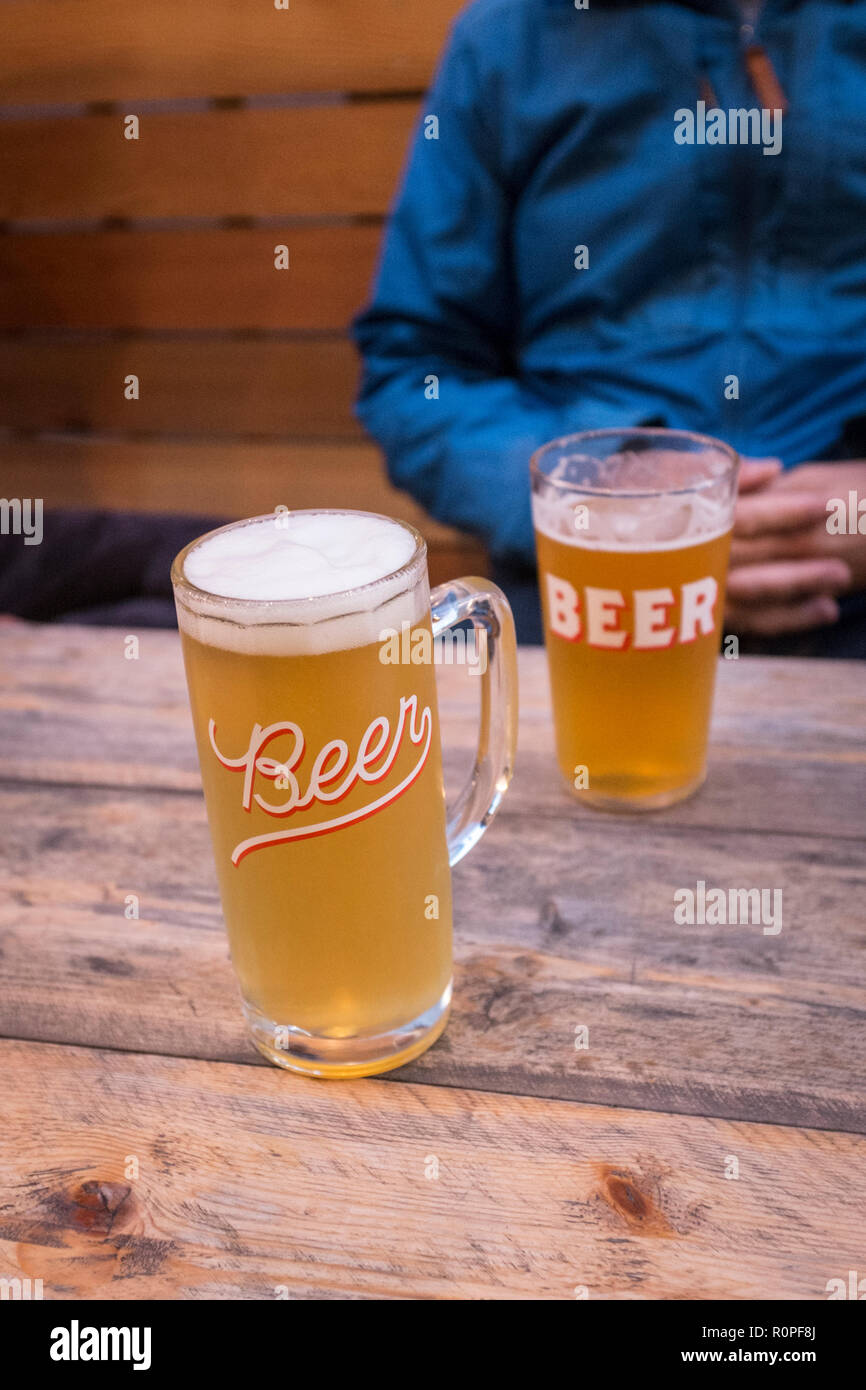 Zwei Pint Bier in einer Bar im Norden Londons Stockfoto