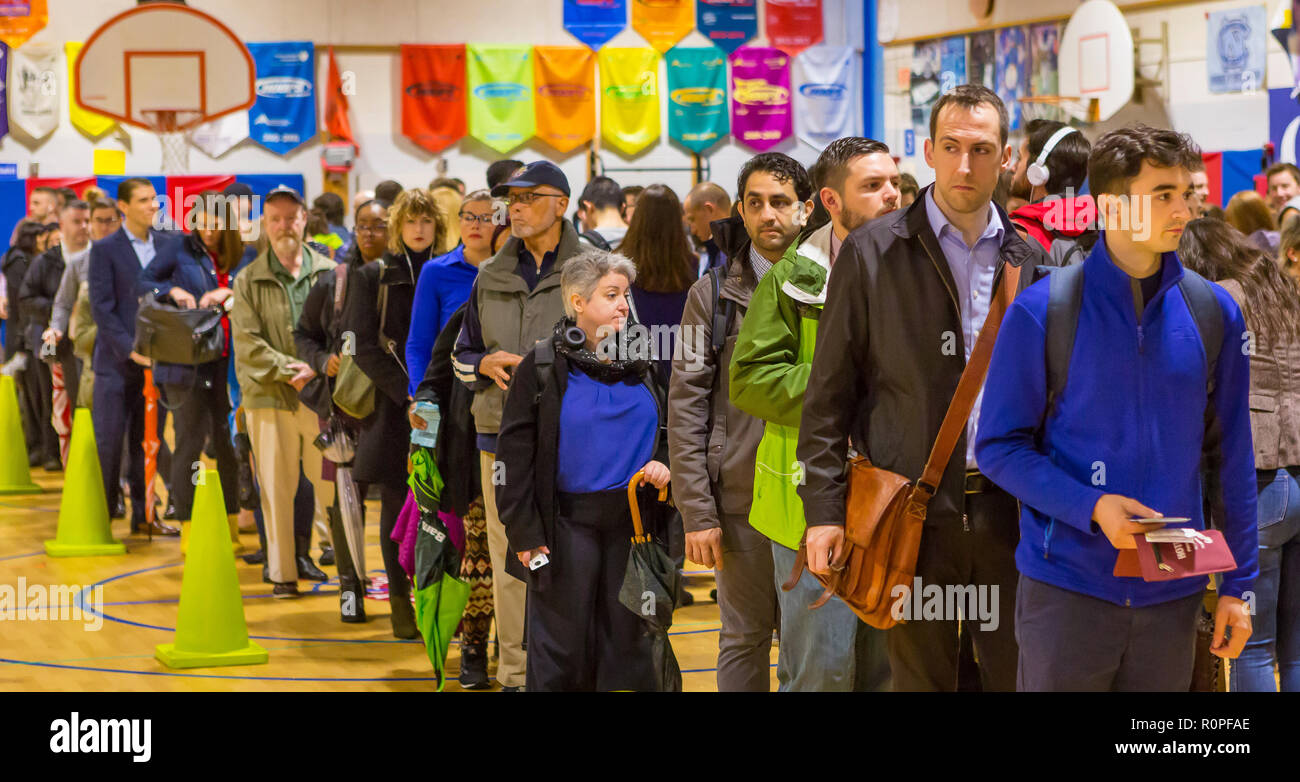 Arlington, Virginia, USA. 6. November 2018. Die Wähler in der langen Warteschlange während midterm Abstimmung, an der Schule. Rob Crandall/Alamy leben Nachrichten Stockfoto