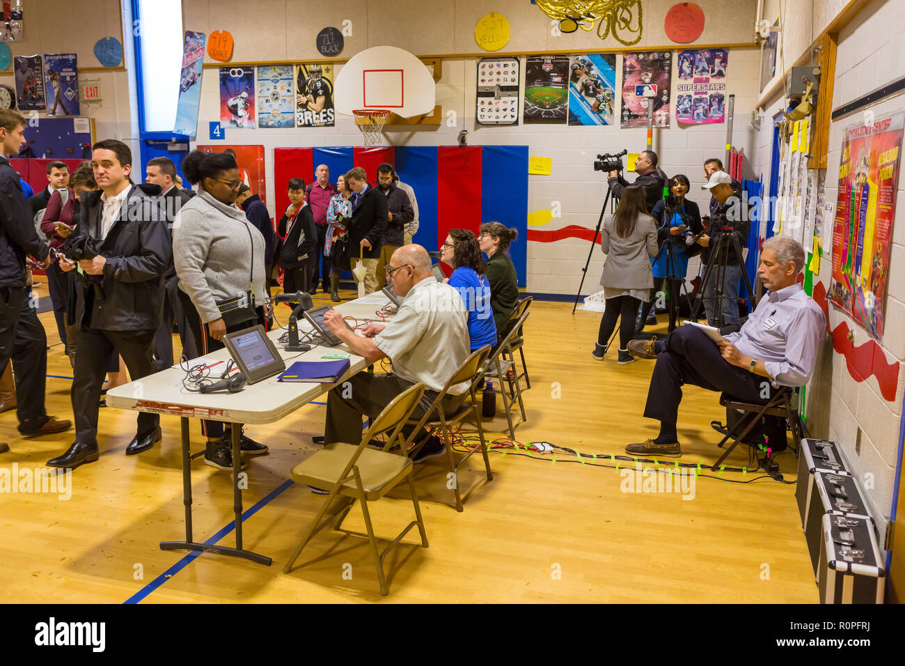 Arlington, Virginia, USA. 6. November 2018. Wahlhelfer prüfen Wähler Identifizierung bei den midterm Abstimmung, an der Schule. Rob Crandall/Alamy leben Nachrichten Stockfoto