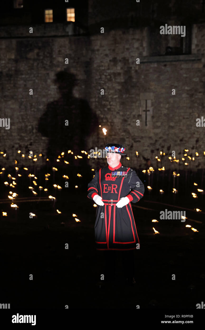 London, Großbritannien. 6. November 2018. Eindrucksvolle Szenen am Tower von London für die Erinnerung gedenken - Der Turm erinnert sich - Jenseits der Vertiefung Schatten. Die Flamme wird beleuchtet, die von Freiwilligen jeden Abend bis 11. November. Credit: Monica Wells/Alamy leben Nachrichten Stockfoto