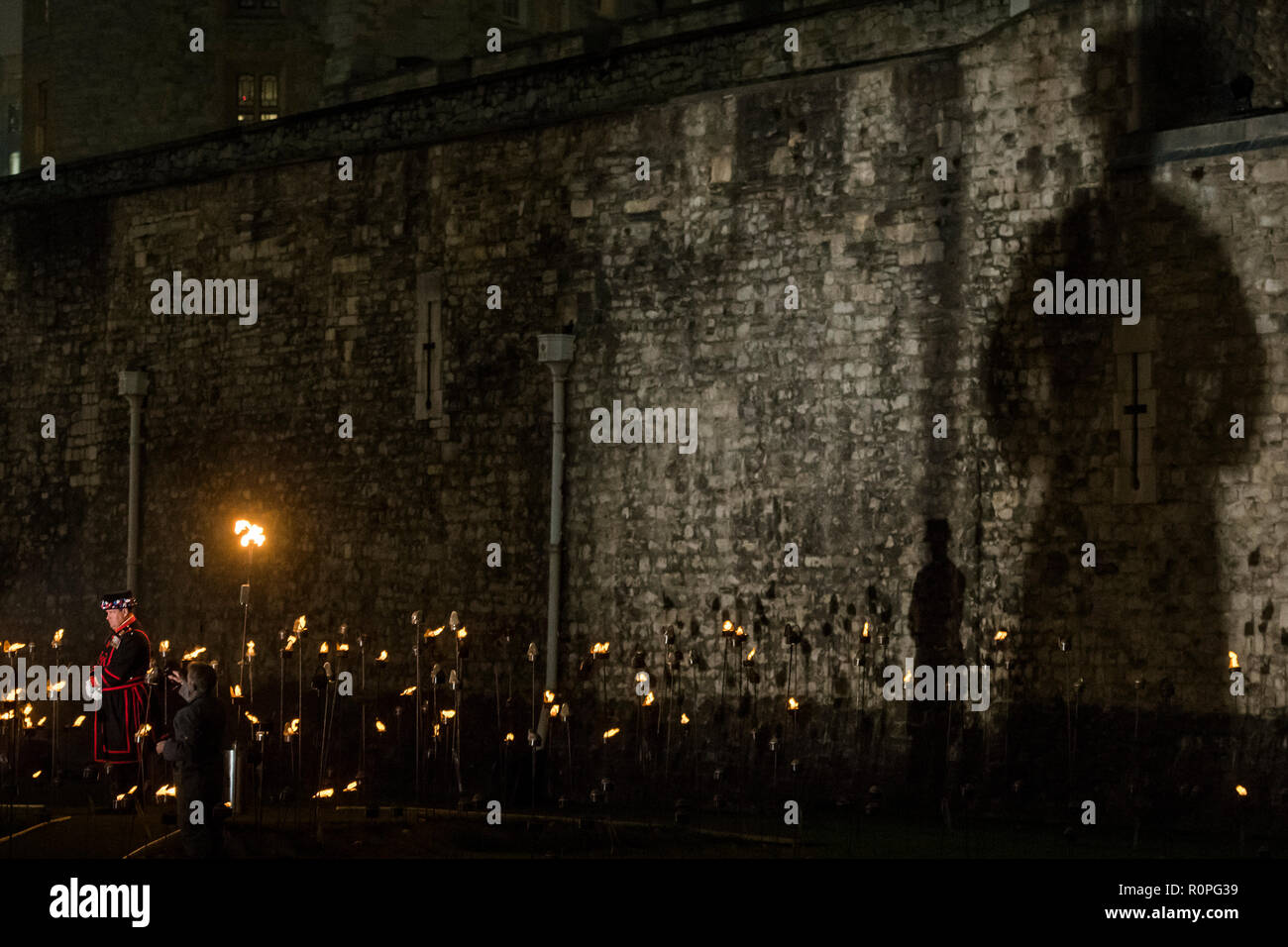 London, UK, 06. November 2018 Tower von London über die Vertiefung Schatten Zeremonie, wo der Graben wird nach und nach mit Tausenden von einzelnen Flammen gefüllt: ein öffentlicher Akt der Erinnerung für das Leben der Gefallenen. Es beginnt mit einer Prozession von der Yeoman Warders der Tower von London, die feierlich die erste Flamme Licht. Ein Team von Freiwilligen und gehen Sie dann den Rest der Installation zu Licht, schrittweise ein Kreis aus Licht, die vom Turm. Credit: Guy Bell/Alamy Leben Nachrichten. Stockfoto