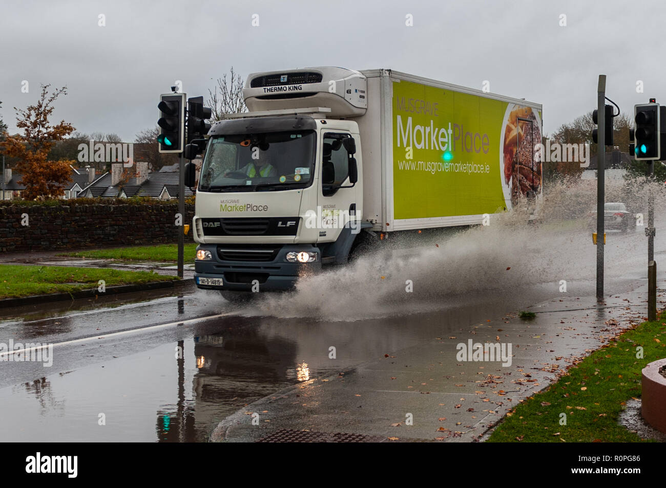 Clonakilty, West Cork, Irland. November 2018, 6th. Nach einem Morgen sintflutartigen Regens in Clonakilty fährt ein Lastwagen durch ein Wasserbecken. Regen wird für den Rest der Woche prognostiziert, Freitag ist sehr nass und windig. Quelle: AG News/Alamy Live News. Stockfoto