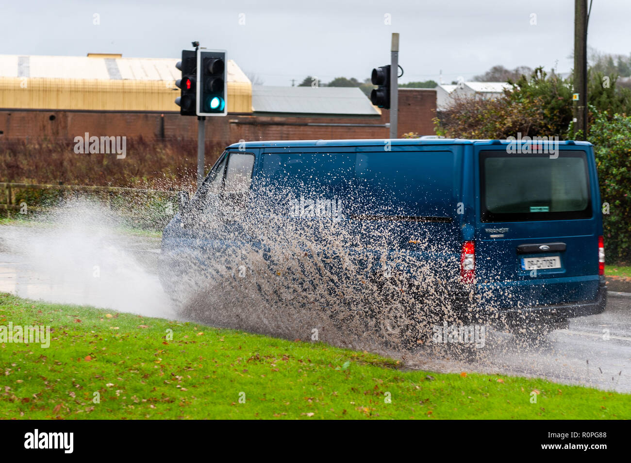 Clonakilty, West Cork, Irland. November 2018, 6th. Ein Van fährt nach einem Morgen sintflutartigen Regens in Clonakilty durch einen Wasserpool. Regen wird für den Rest der Woche prognostiziert, Freitag ist sehr nass und windig. Quelle: AG News/Alamy Live News. Stockfoto