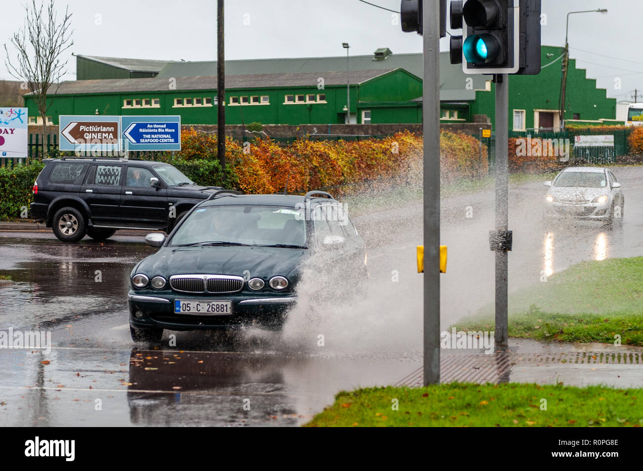 Clonakilty, West Cork, Irland. November 2018, 6th. Ein Auto fährt nach einem Morgen mit sintflutartigen Regenfällen in Clonakilty durch ein Wasserbecken. Regen wird für den Rest der Woche prognostiziert, Freitag ist sehr nass und windig. Quelle: AG News/Alamy Live News. Stockfoto