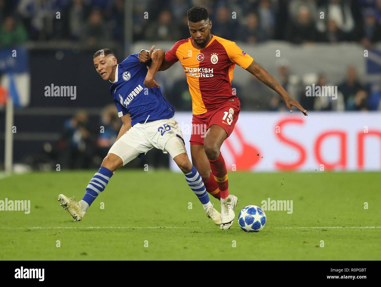 Gelsenkirchen, Deutschland. 06 Nov, 2018. firo: 06.11.2018, Fußball, 1.Bundesliga, Saison 2018/2019, UEFA, Champions League, CL, FC Schalke 04 - Galatasaray Istanbul bout Amin HArit versus Ryan Donk | Verwendung der weltweiten Kredit: dpa/Alamy leben Nachrichten Stockfoto