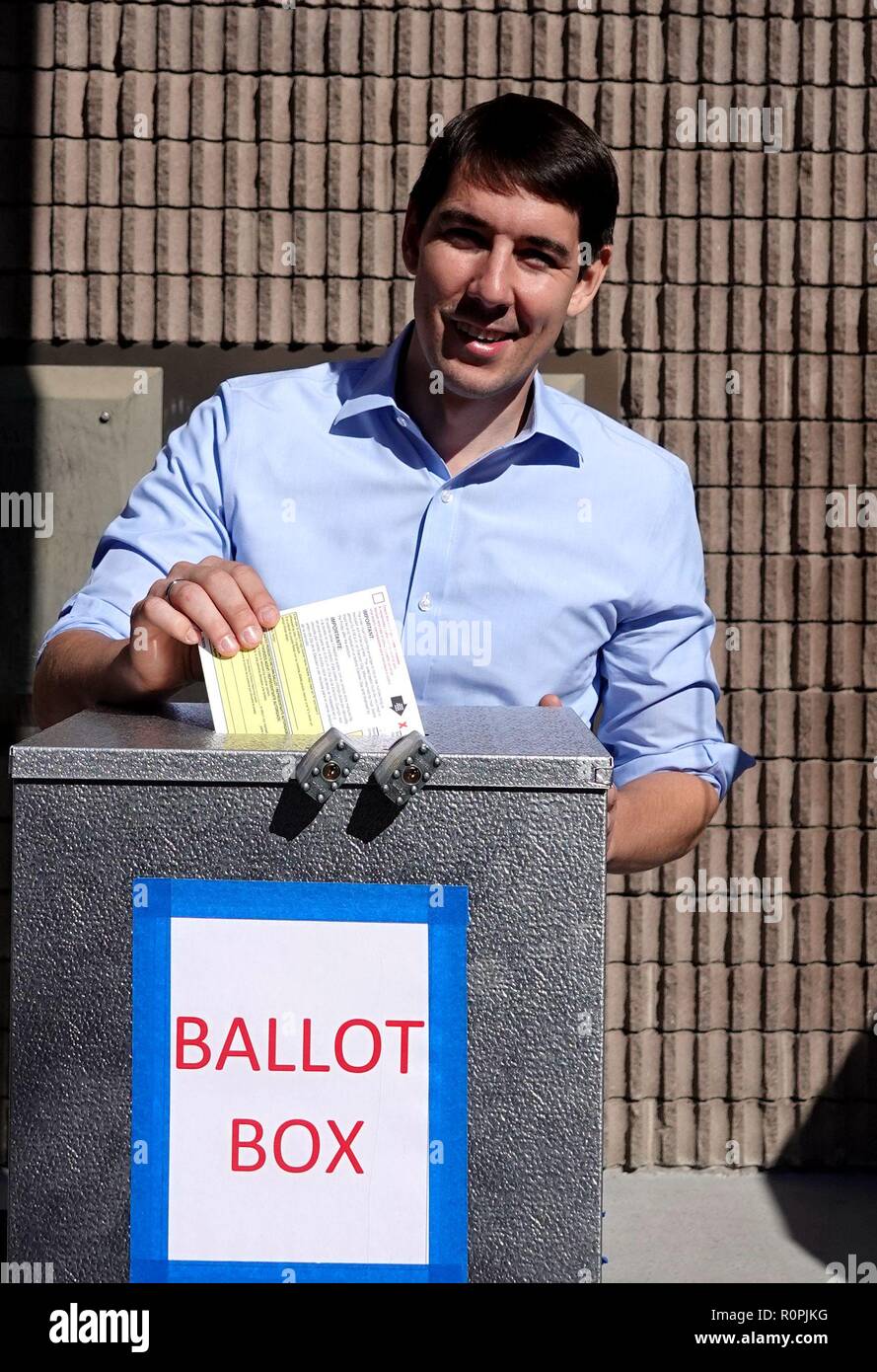 Modesto, USA. 6 Nov, 2018. Us-demokratischen Kandidaten für das Haus Josh Härter wirft seinen Stimmzettel im Wahllokal in Modesto, Kalifornien, USA, an November 6, 2018. Us-Wähler ihre Stimmzettel in den Zwischenwahlen zu werfen als die ersten Wahllokale Dienstag Morgen geöffnet. Credit: Wu Xiaoling/Xinhua/Alamy leben Nachrichten Stockfoto