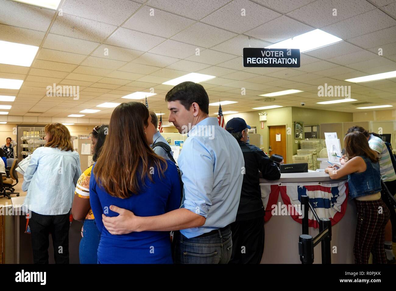 Modesto, USA. 6 Nov, 2018. Us-demokratischen Kandidaten für das Haus Josh Härter (R, vorne) bereitet in einem Wahllokal in Modesto, Kalifornien, in den Vereinigten Staaten zu wählen, an November 6, 2018. Us-Wähler ihre Stimmzettel in den Zwischenwahlen zu werfen als die ersten Wahllokale Dienstag Morgen geöffnet. Credit: Wu Xiaoling/Xinhua/Alamy leben Nachrichten Stockfoto