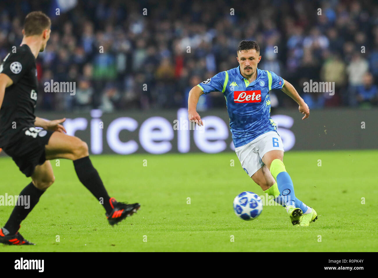 Napoli, Kampanien, Italien, 2018-11-06, UEFA Champions League SSC Neapel - Paris Saint Germain in Bildern Mário Rui in Aktion Quelle: Antonio Balasco/Alamy leben Nachrichten Stockfoto