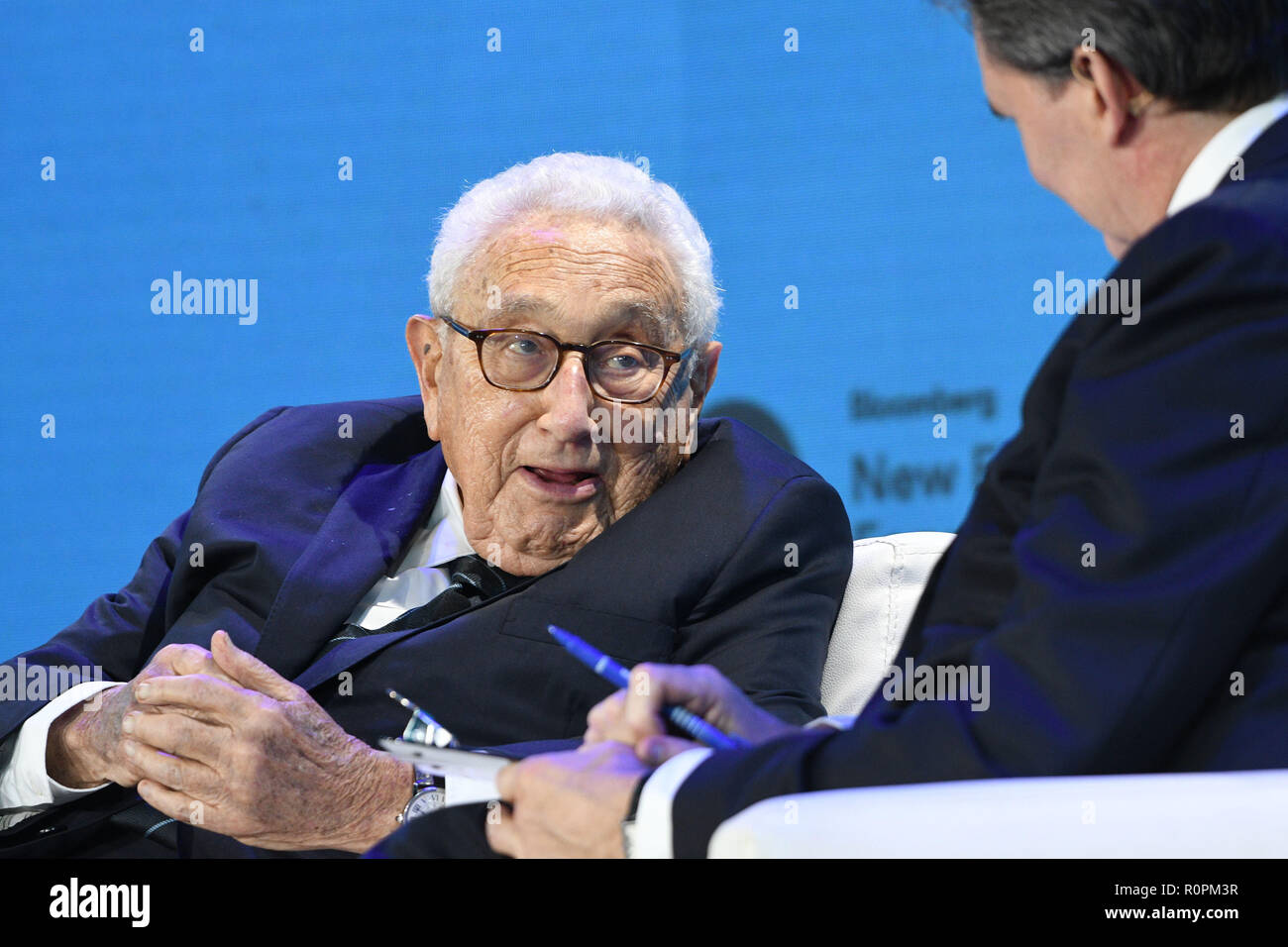 Singapur. 6 Nov, 2018. Der frühere US-Außenminister Henry Kissinger (L) spricht an der New Economy Forum in Singapur am Nov. 6, 2018 statt. Das zweitägige Forum am Dienstag geöffnet. Credit: Dann Chih Wey/Xinhua/Alamy leben Nachrichten Stockfoto