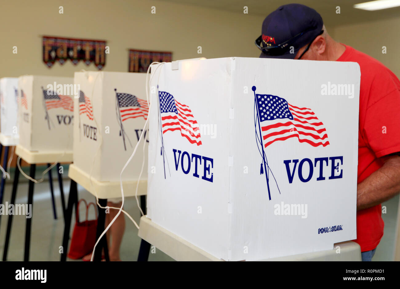 Los Angeles, USA. 6 Nov, 2018. Ein Wähler füllt seinen Stimmzettel im Wahllokal in Los Angeles, USA, Nov. 6, 2018. In den USA hielt die midterm Wahlen am Dienstag. Credit: Li Ying/Xinhua/Alamy leben Nachrichten Stockfoto