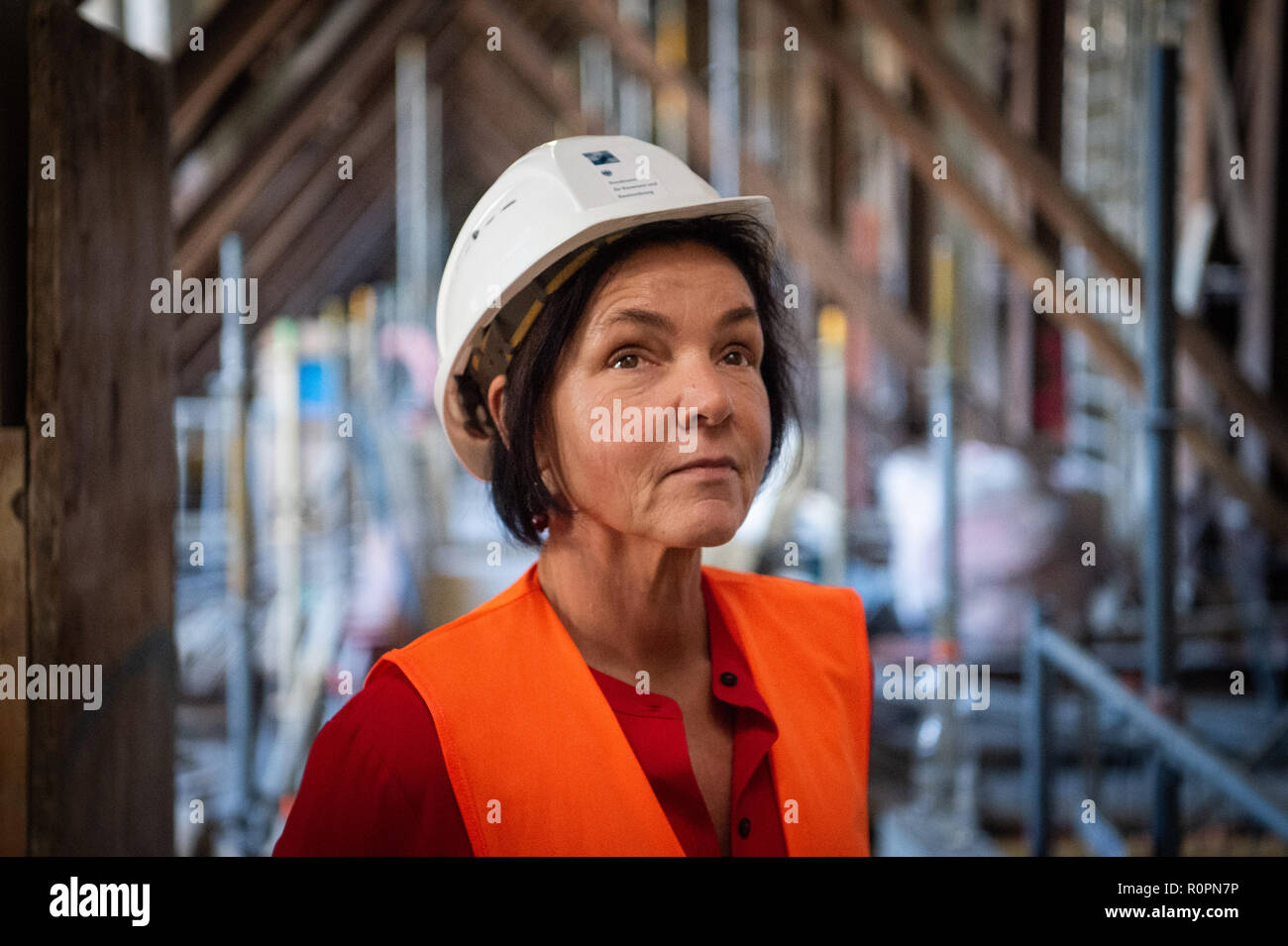 Berlin, Deutschland. 25 Okt, 2018. Astrid Marlow, Projektleiter Planung der Baustelle im Pergamonmuseum, steht auf der Baustelle des Pergamonmuseums. Das Pergamonmuseum wurde seit 2013 umfassend renoviert. Hierzu gehören umfangreiche Tiefbauarbeiten sowie die Sanierung des gesamten Gebäudekomplexes. (Zu "Götter in Sleeping Beauty - Sanierung des Pergamonmuseums" vom 07.11.2018) Credit: Arne Immanuel Bänsch/dpa/Alamy leben Nachrichten Stockfoto