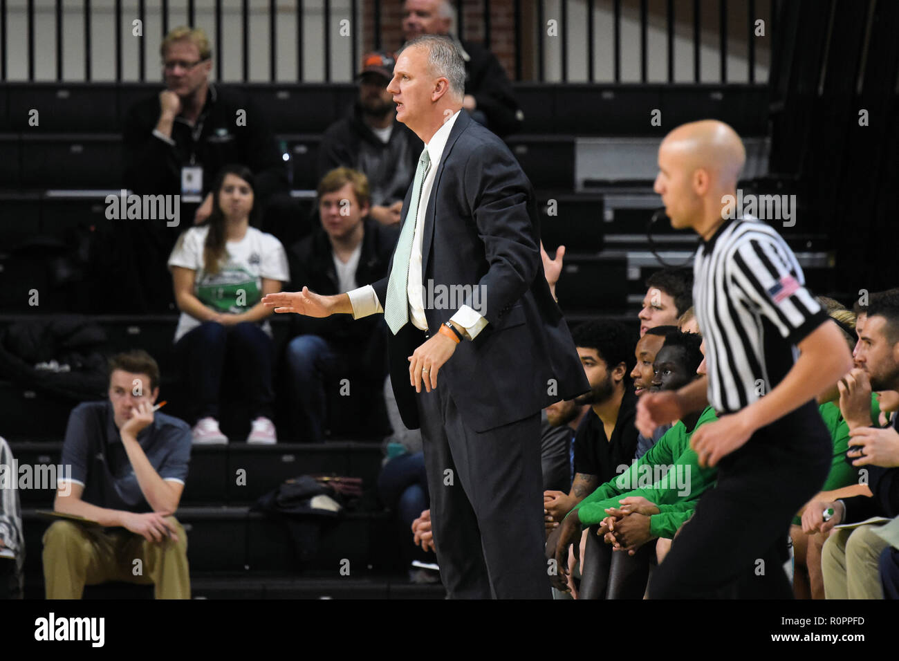 November 6, North Dakota Der 2018 Trainer Brian Jones schaut während der NCAA Men's College Basketball Spiel zwischen dem Northland College Holzfäller und der Universität von North Dakota Kampf gegen die Falken an der Betty Engelstad Sioux Center in Grand Forks, ND. North Dakota gewann 104-48. Foto von Russell Hons/CSM Stockfoto