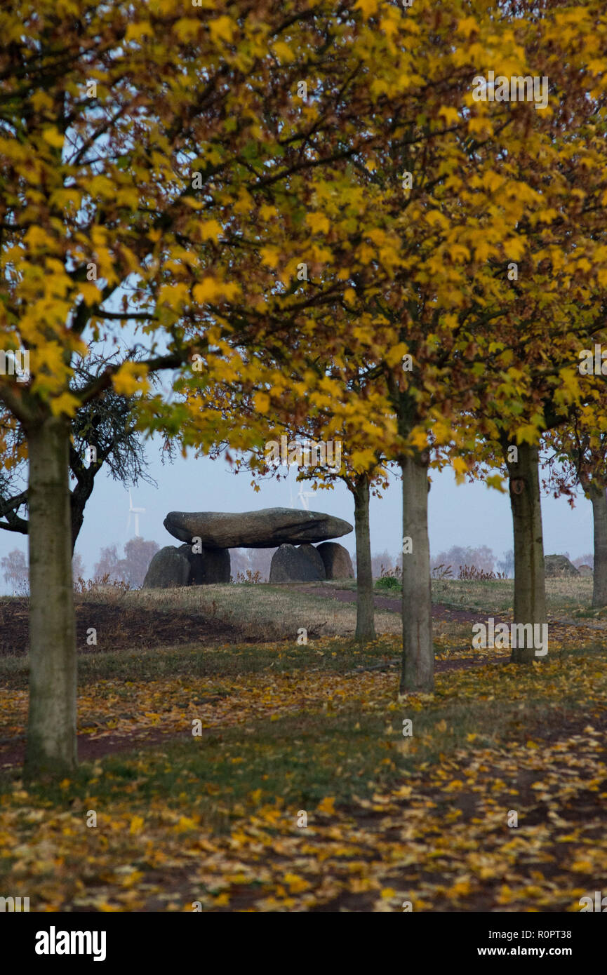 Drosa, Deutschland. 07 Nov, 2018. Der Morgen dämmert über den großen Stein Grab "Teufelskeller". Das Grab stammt aus der Jungsteinzeit und wurde ursprünglich unter einem Erdhügel befindet. Die Osternienburger Land im Landkreis Anhalt-Bitterfeld hat einen goldenen November Tag vor sich. Die Sonne soll scheinen den ganzen Tag lang. Credit: Klaus-Dietmar Gabbert/dpa-Zentralbild/ZB/dpa/Alamy leben Nachrichten Stockfoto