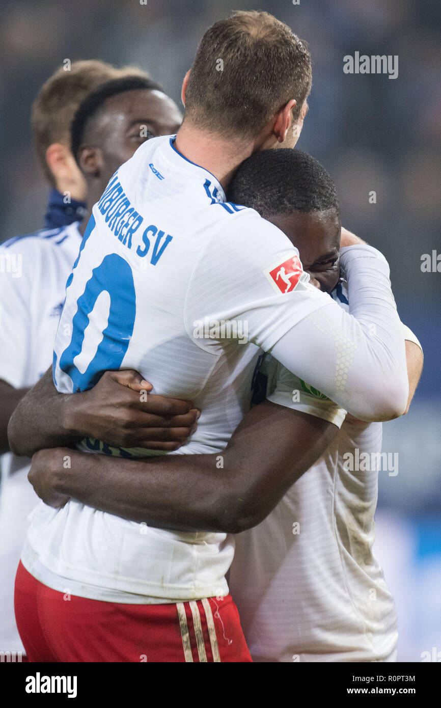 Hamburg, Deutschland. 06 Nov, 2018. Pierre-Michel Lasogga (l., HH) und Orel MANGALA (HH) über den Sieg freuen, Jubel, Jubel, Jubeln, Freude, Jubel, zu feiern, zu abschließenden Jubel, halb Bild, halb Abbildung, Porträt, Geste, Gestik, Schmusen, Schmusen, Fußball 2. 1. Fussballbundesliga, 12. Spieltag, Hamburg Hamburg Hamburg (HH) - 1.FC Köln (K) 1:0 am 05.11.2007 in Hamburg/Deutschland 2018. € | Nutzung der weltweiten Kredit: dpa/Alamy leben Nachrichten Stockfoto