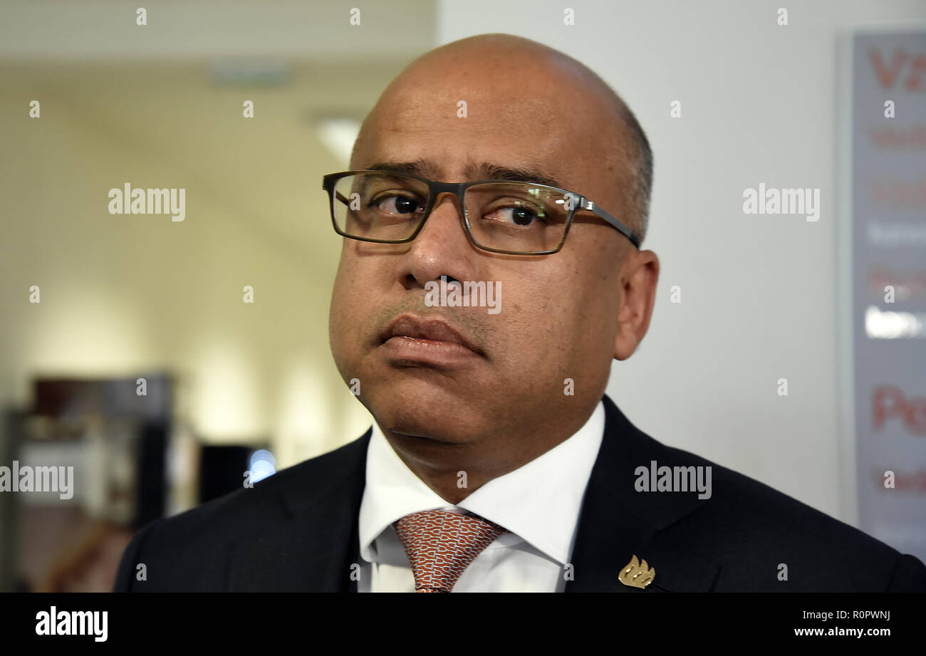 Sanjeev Gupta, britischer Unternehmer indischer Herkunft, spricht mit Journalisten in einem Briefing der Freiheit Stahl (GFG Alliance) und Leiter der ArcelorMittal Ostrava Gewerkschaften nach Gesprächen zwischen führenden Vertretern der Freiheit Stahl- und Gewerkschaften, in Ostrava, Tschechische Republik, am 7. November 2018. (CTK Photo/Drahoslav Ramik) Stockfoto Sanjeev Gupta, britischer Unternehmer indischer Herkunft, spricht mit Journalisten in einem Briefing der Freiheit Stahl (GFG Alliance) und Leiter der ArcelorMittal Ostrava Gewerkschaften nach Gesprächen zwischen führenden Vertretern der Freiheit Stahl- und Gewerkschaften, in Ostrava, Tschechische Republik, am 7. November 2018. (CTK Photo/Drahoslav Ramik) Stockfoto