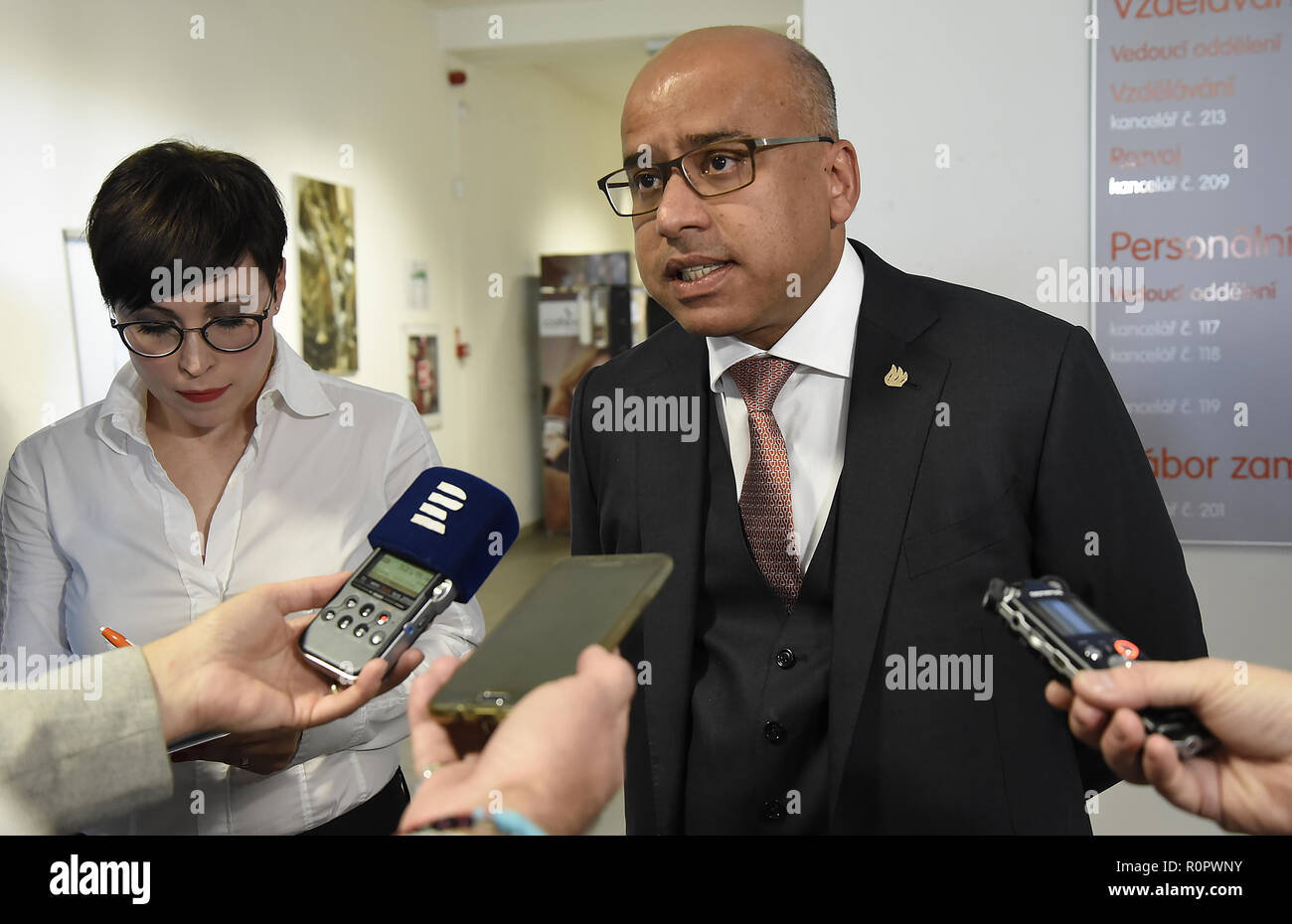 Sanjeev Gupta, britischer Unternehmer indischer Herkunft, spricht mit Journalisten in einem Briefing der Freiheit Stahl (GFG Alliance) und Leiter der ArcelorMittal Ostrava Gewerkschaften nach Gesprächen zwischen führenden Vertretern der Freiheit Stahl- und Gewerkschaften, in Ostrava, Tschechische Republik, am 7. November 2018. (CTK Photo/Drahoslav Ramik) Stockfoto Sanjeev Gupta, britischer Unternehmer indischer Herkunft, spricht mit Journalisten in einem Briefing der Freiheit Stahl (GFG Alliance) und Leiter der ArcelorMittal Ostrava Gewerkschaften nach Gesprächen zwischen führenden Vertretern der Freiheit Stahl- und Gewerkschaften, in Ostrava, Tschechische Republik, am 7. November 2018. (CTK Photo/Drahoslav Ramik) Stockfoto