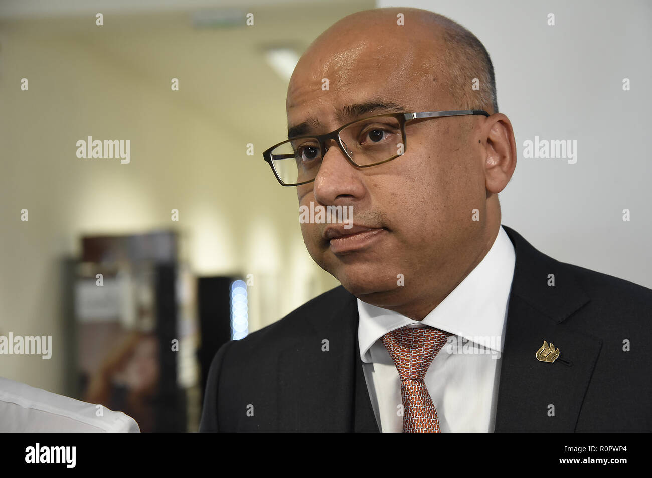 Sanjeev Gupta, britischer Unternehmer indischer Herkunft, spricht mit Journalisten in einem Briefing der Freiheit Stahl (GFG Alliance) und Leiter der ArcelorMittal Ostrava Gewerkschaften nach Gesprächen zwischen führenden Vertretern der Freiheit Stahl- und Gewerkschaften, in Ostrava, Tschechische Republik, am 7. November 2018. (CTK Photo/Drahoslav Ramik) Stockfoto Sanjeev Gupta, britischer Unternehmer indischer Herkunft, spricht mit Journalisten in einem Briefing der Freiheit Stahl (GFG Alliance) und Leiter der ArcelorMittal Ostrava Gewerkschaften nach Gesprächen zwischen führenden Vertretern der Freiheit Stahl- und Gewerkschaften, in Ostrava, Tschechische Republik, am 7. November 2018. (CTK Photo/Drahoslav Ramik) Stockfoto
