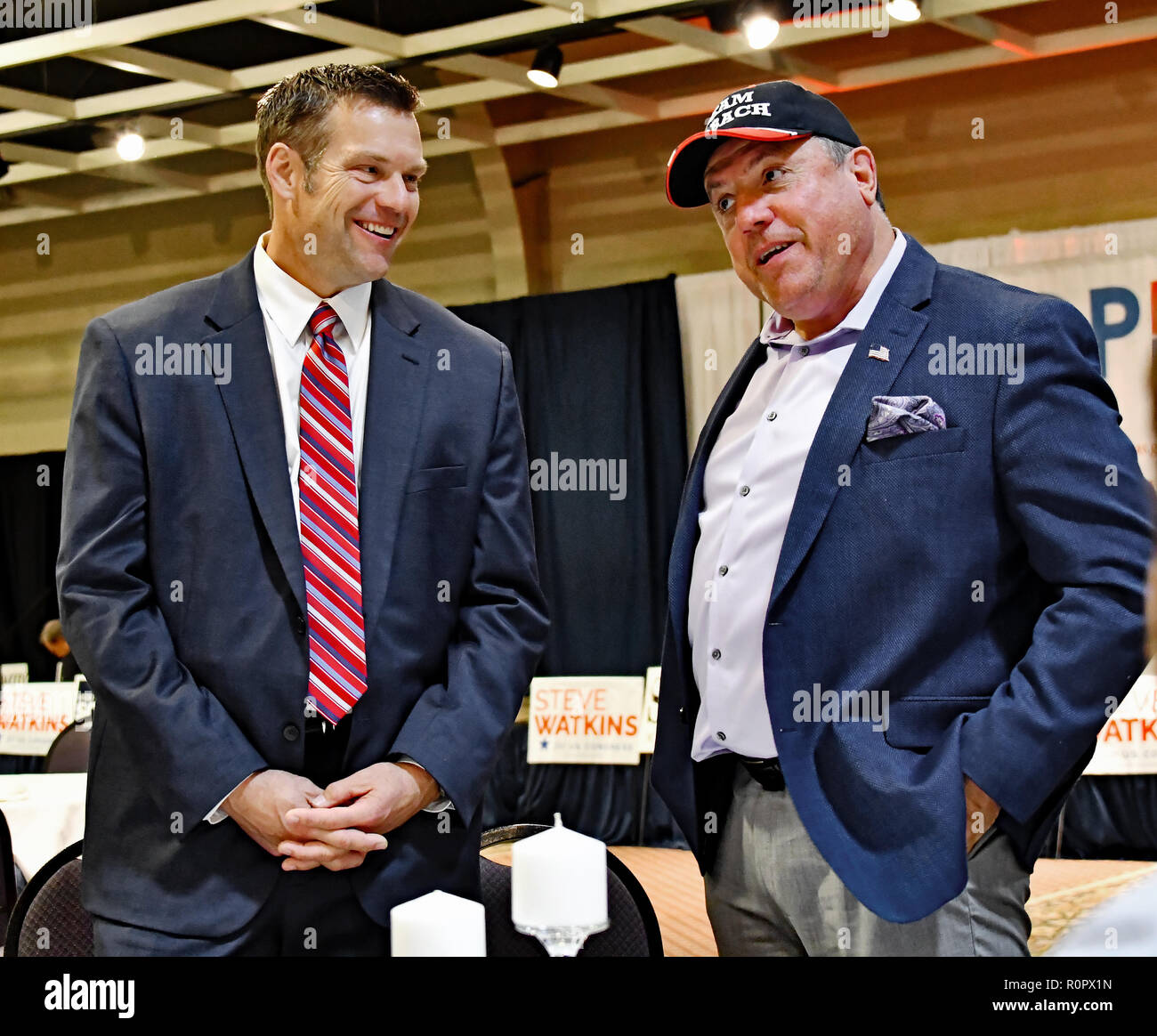 Topeka Kansas, USA, November 6, 2018 Kansas Staatssekretär Kris Kobach Gespräche mit Don Erbert ein Unterstützer bei der heutigen Wahl watch party Credit: Mark Reinstein/MediaPunch Stockfoto