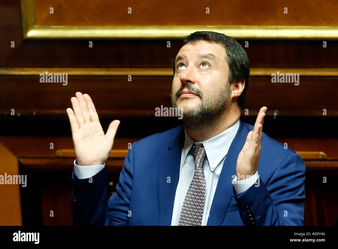 Rom, Italien. 7. Nov 2018. Matteo Salvini beten oder Gott danken Rom 7. November 2018. Senat. Vertrauen Abstimmung über Sicherheit Dekret. Foto Samantha Zucchi Insidefoto Credit: insidefoto Srl/Alamy leben Nachrichten Stockfoto