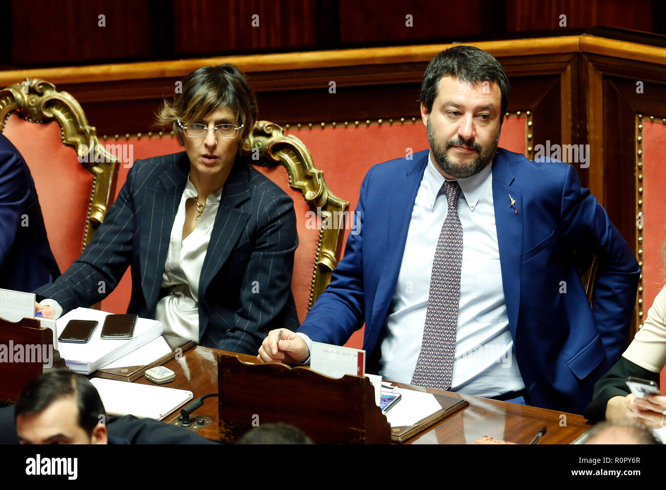 Rom, Italien. 7. Nov 2018. Giulia Bongiorno Minister für Öffentliche Verwaltung und Matteo Salvini Minister für Innere Angelegenheiten Rom 7. November 2018. Senat. Vertrauen Abstimmung über Sicherheit Dekret. Foto Samantha Zucchi Insidefoto Credit: insidefoto Srl/Alamy leben Nachrichten Stockfoto