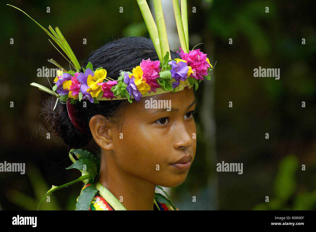 Traditionell gekleidete Yap Tänzerin mit Kopfbedeckung, Porträt, Yap in Mikronesien Stockfoto