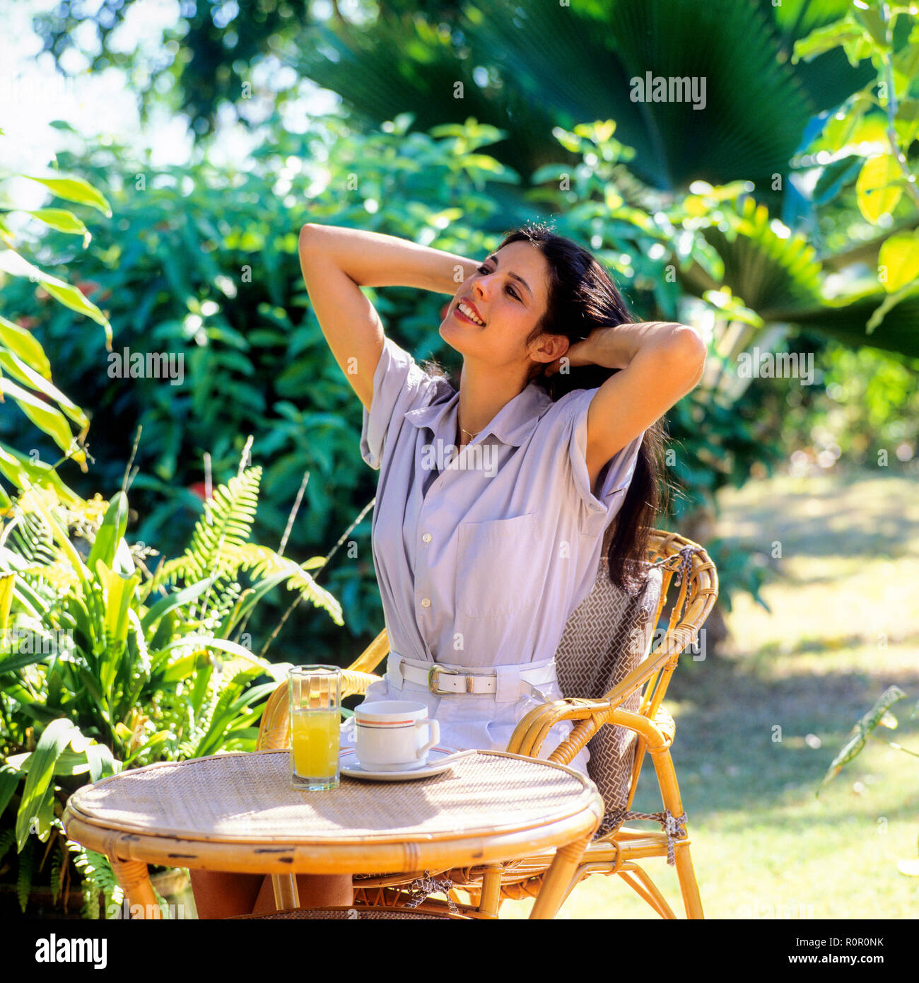 Junge Frau, die sich im tropischen Garten, Guadeloupe, Französisch Westindien, Stockfoto