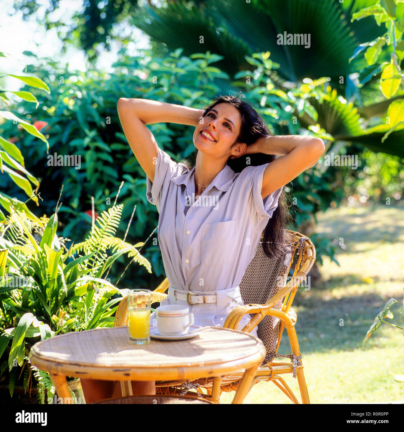 Junge Frau, die sich im tropischen Garten, Guadeloupe, Französisch Westindien, Stockfoto