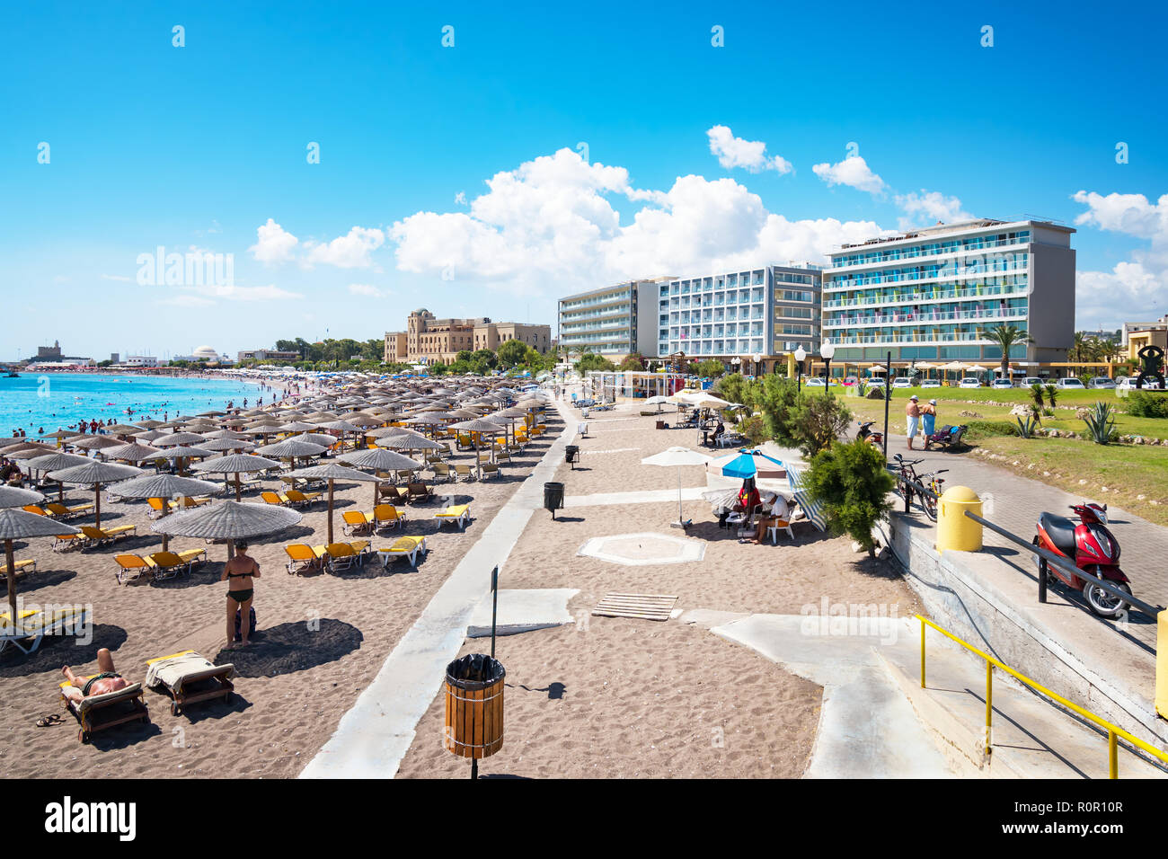 Elli Strand mit Sonnenschirmen, Liegestühlen und Hotels in Rhodos Stadt (Rhodos, Griechenland) Stockfoto