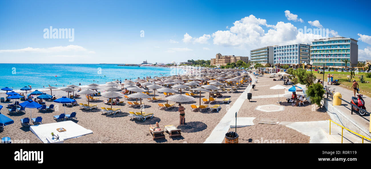 Elli Strand mit Sonnenschirmen, Liegestühlen und Hotels in Rhodos Stadt, Panorama (Rhodos, Griechenland) Stockfoto