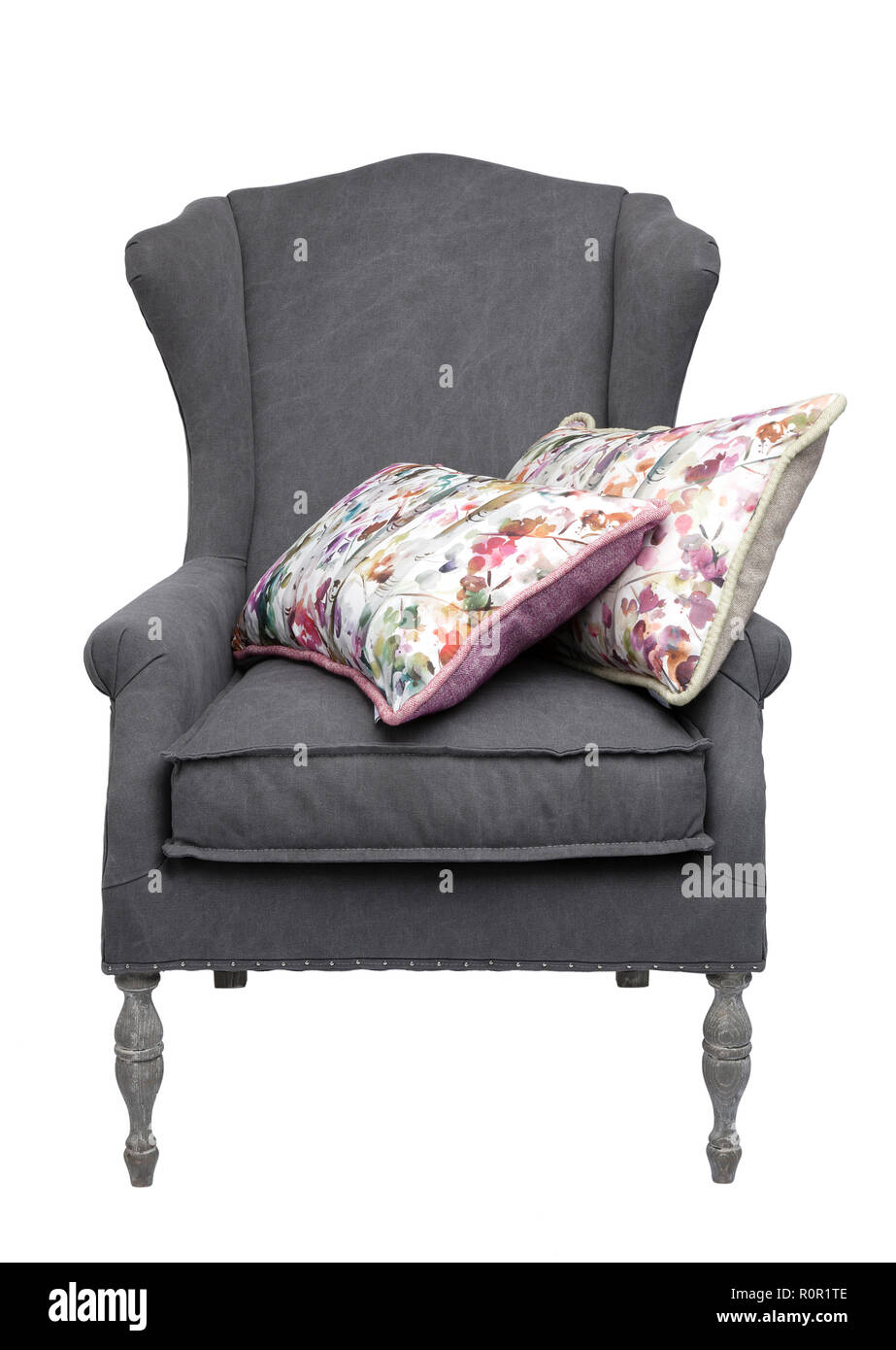 Traditionelle grau Sessel mit floralen Kissen, auf einem weißen Hintergrund. Stockfoto