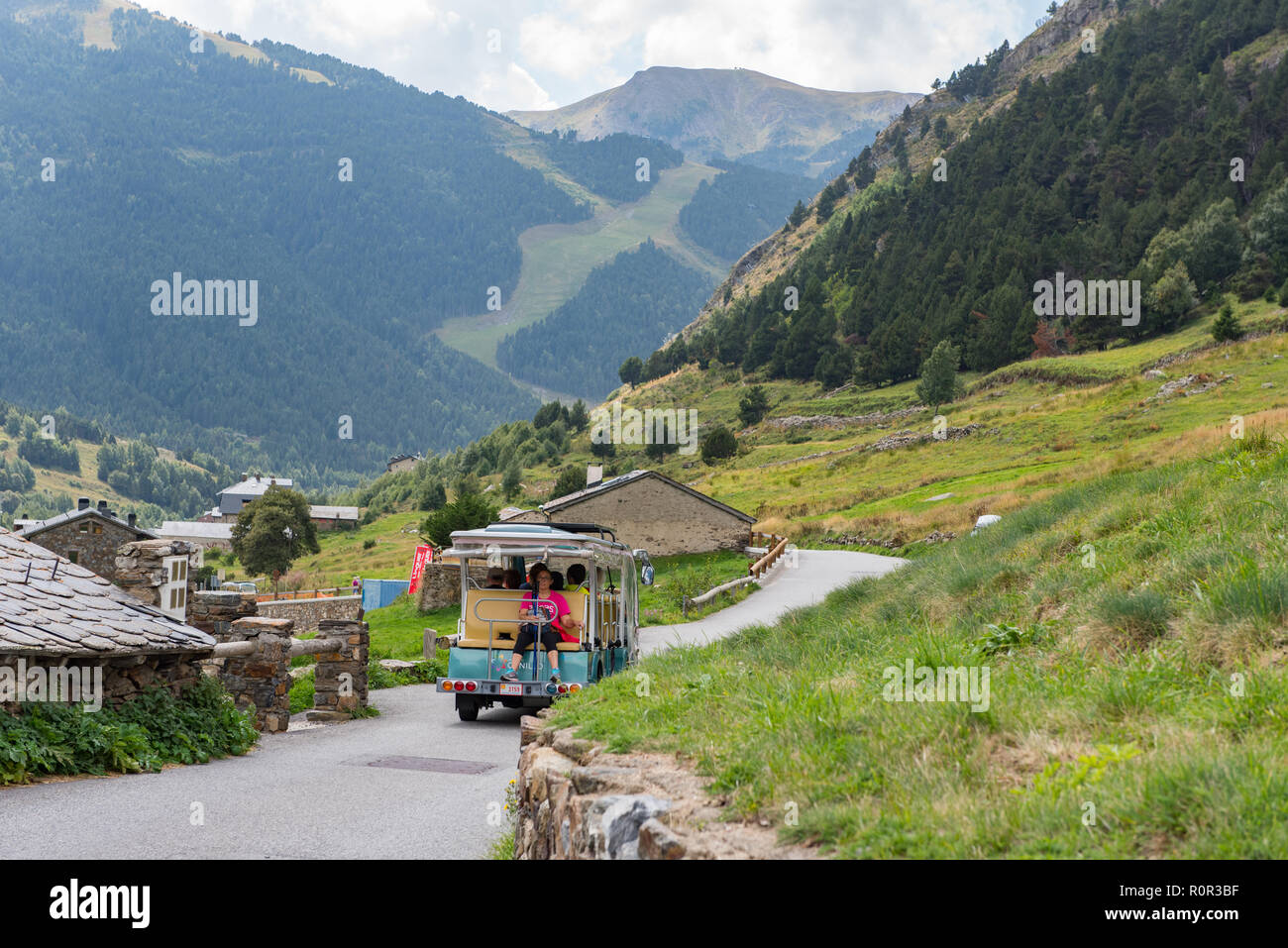 Elektrische Zug im Sommer in den Incles Valley, Andorra. Vall d'Incles, Andorra Stockfoto