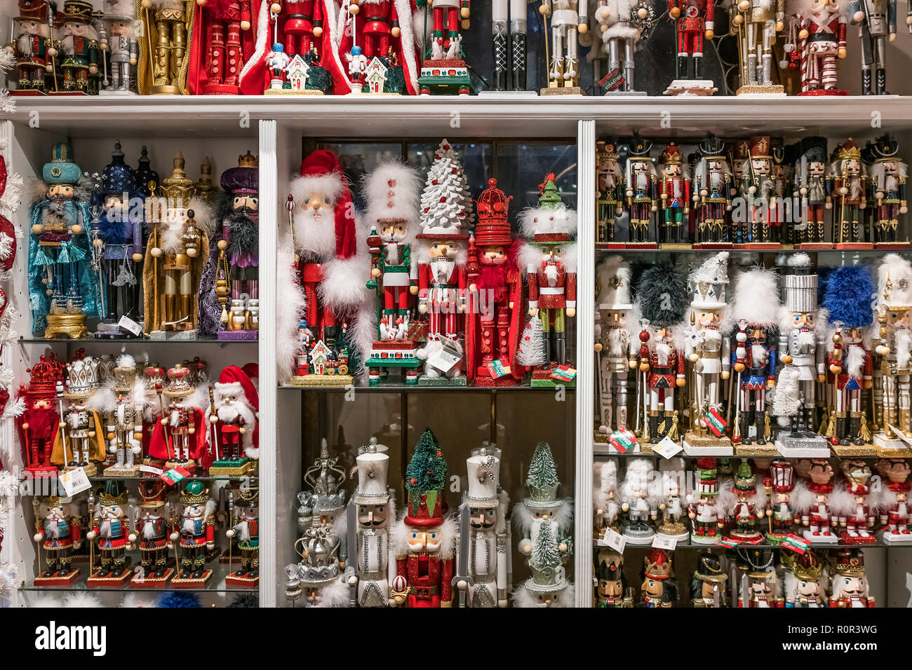 Große Auswahl an Nussknacker Figuren an der Yankee Candle Flagship Store, Northampton, Massachusetts, USA. Stockfoto