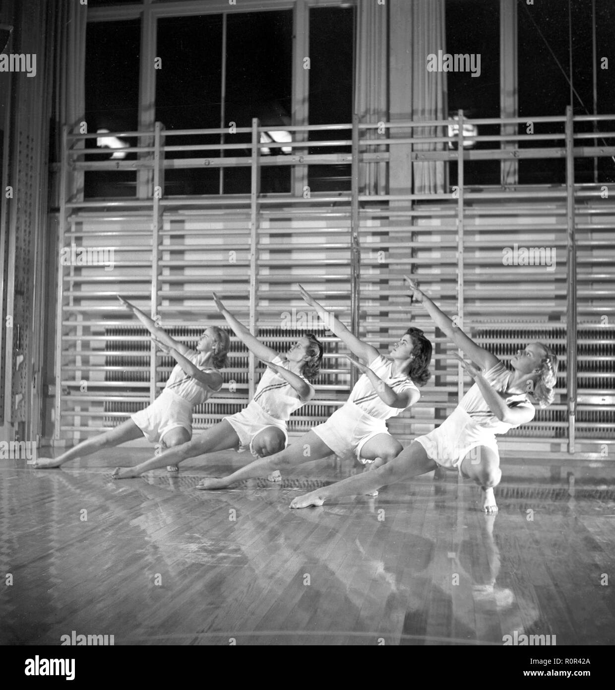 Gymnastik in den 1940er Jahren. Vier jungen weiblichen Turnerinnen sind zusammen zu praktizieren und tut das gleiche Bewegung. 1940 s Schweden Foto Kristoffersson ref M 106-3 Stockfoto