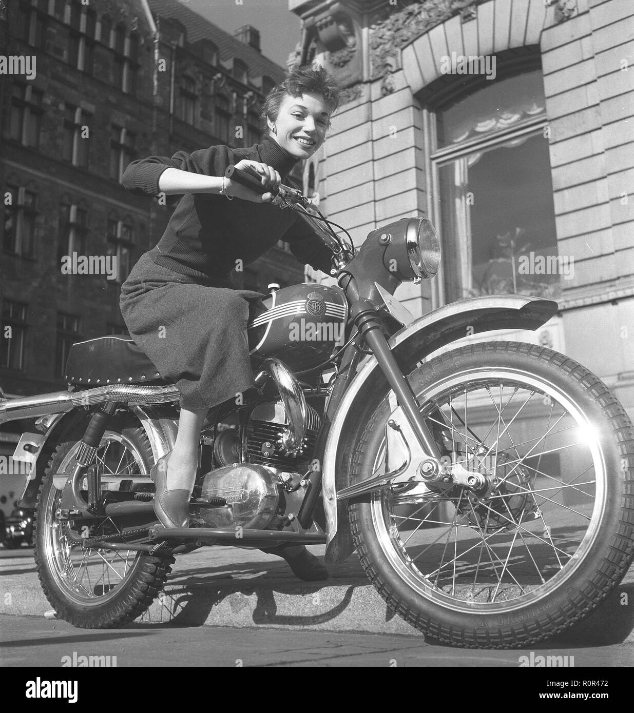 Margit Carlqvist, schwedische Schauspielerin, geboren 1932, hier dargestellt auf einer Husqvarna Motorrad Modell 281 Sport, 1954. Foto Kristoffersson Ref BO 53-6 Stockfoto