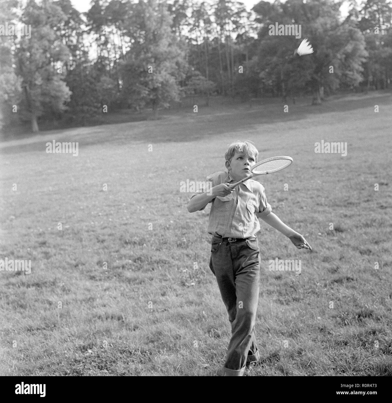Sommer Aktivität in den 1950er Jahren. Ein Junge spielt mit einem Badminton Schläger und Ball auf einem Sommer dag 1957. Schweden Ref 3480 Stockfoto