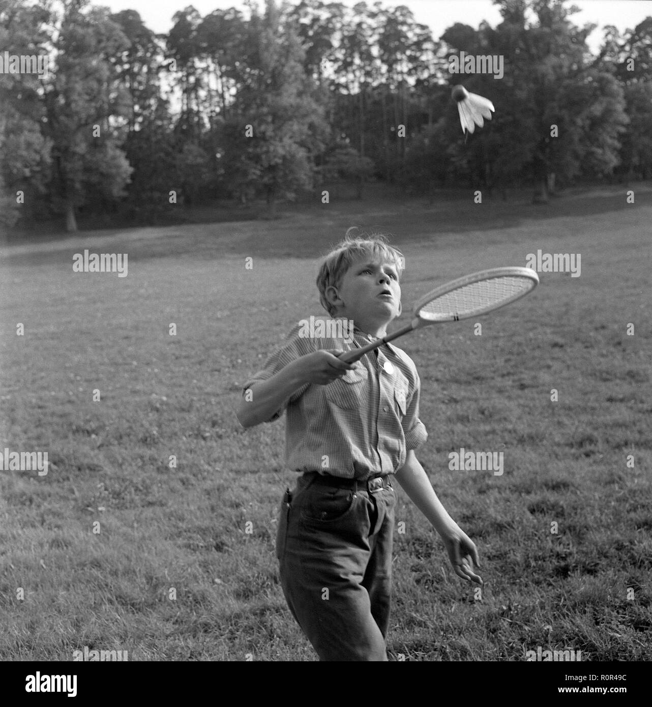 Sommer Aktivität in den 1950er Jahren. Ein Junge spielt mit einem Badminton Schläger und Ball auf einem Sommer dag 1957. Schweden Ref 3480 Stockfoto