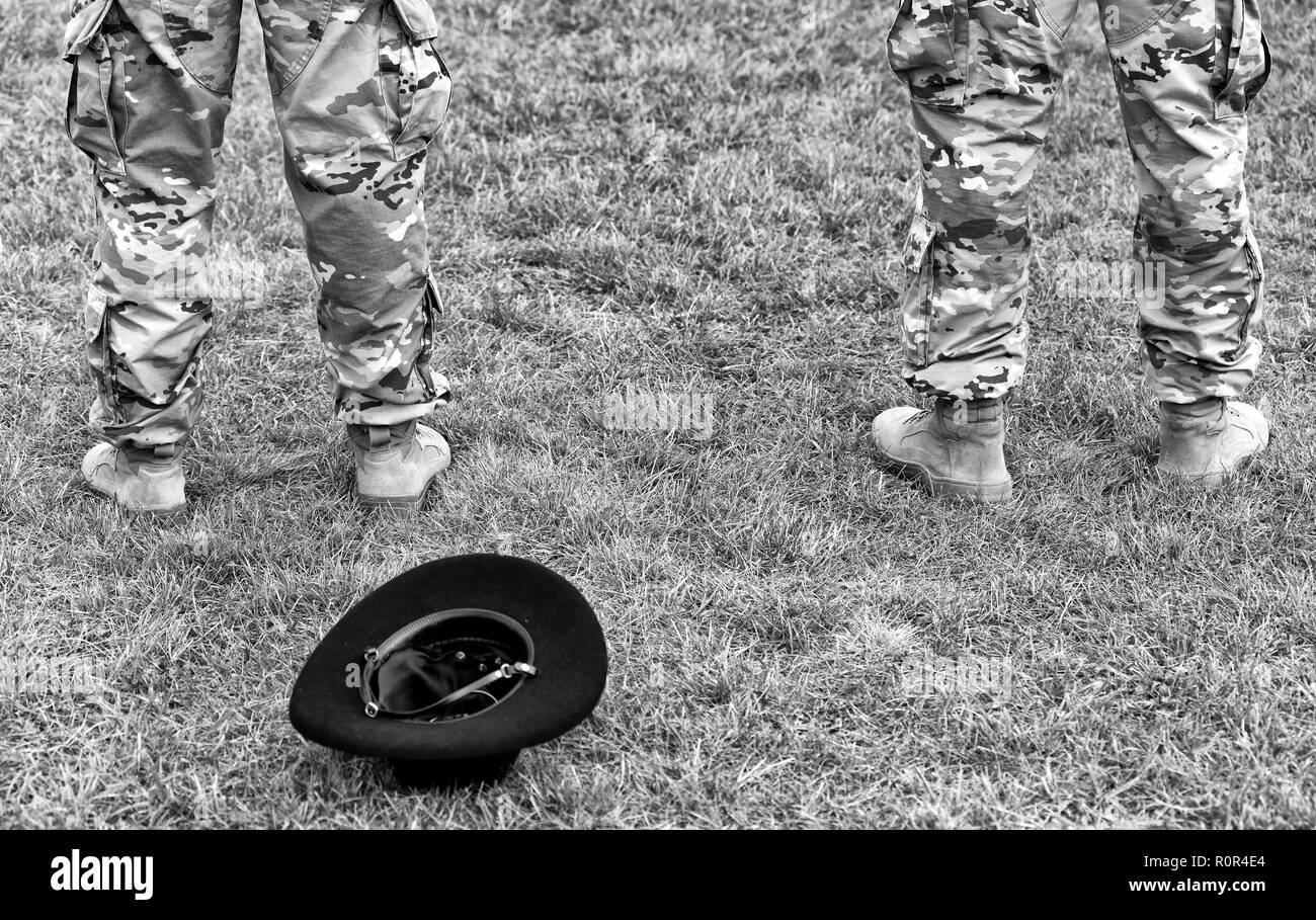 US-Truppen. US Army. Soldaten Beine und Hut auf dem Gras. Stockfoto