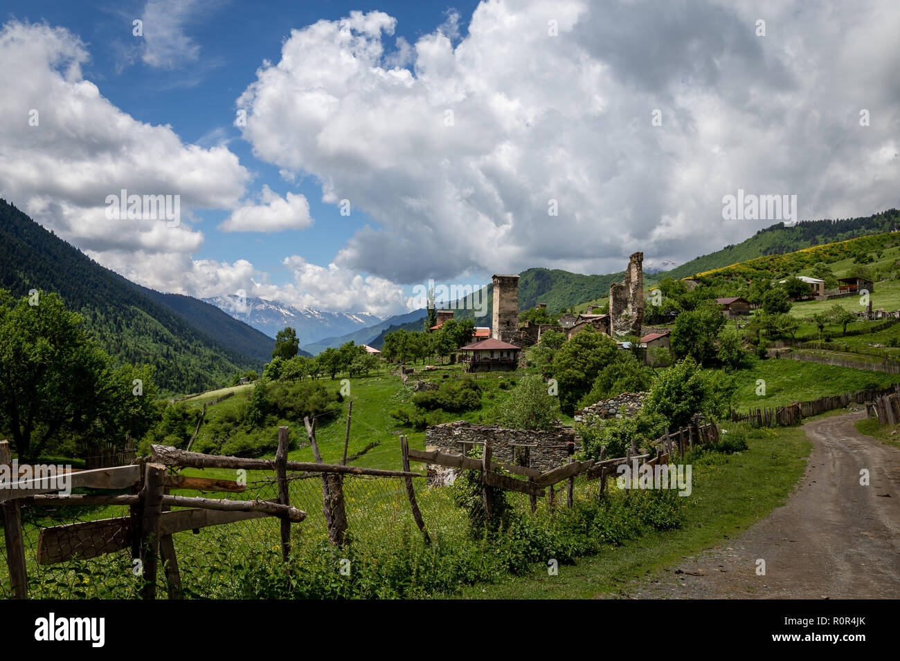 Dramatische Landschaft entlang der Mestia in Harderwijk Wanderweg in der Region Swanetien, Georgia. Stockfoto