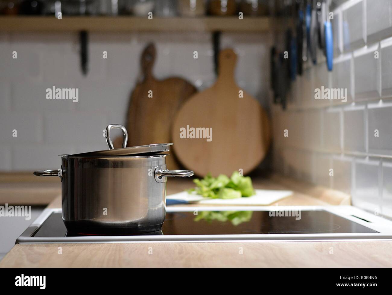 Abendessen kochen in einem weißen moderne Küche Stockfoto