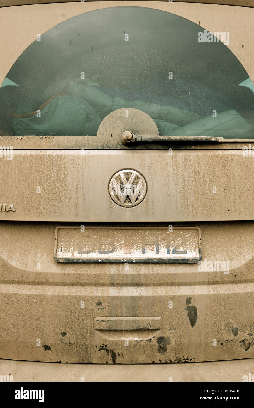 Ein Schmutz bedeckt VW Camper van in Island geparkt Stockfoto