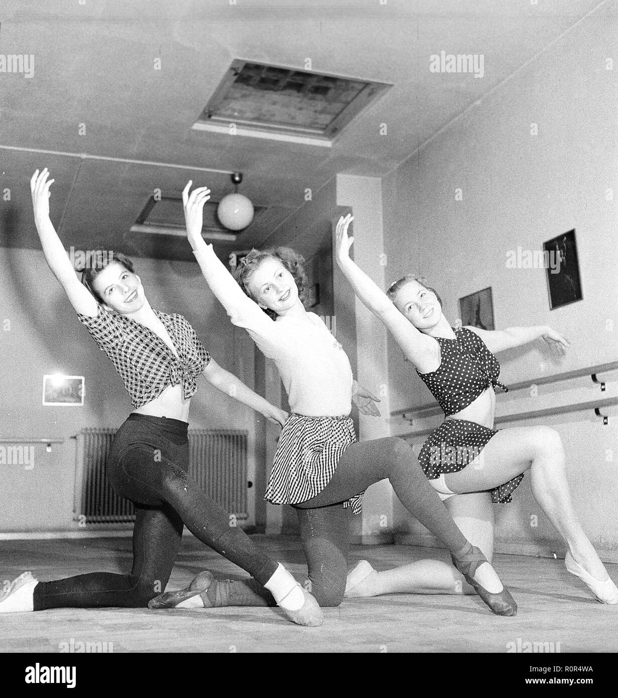 Ballettschule in den 1940er. Drei junge Tänzer üben ihr Ballett in einem Ballettstudio. Schweden 1947. Foto Kristoffersson Ref. Y25-1 Stockfoto