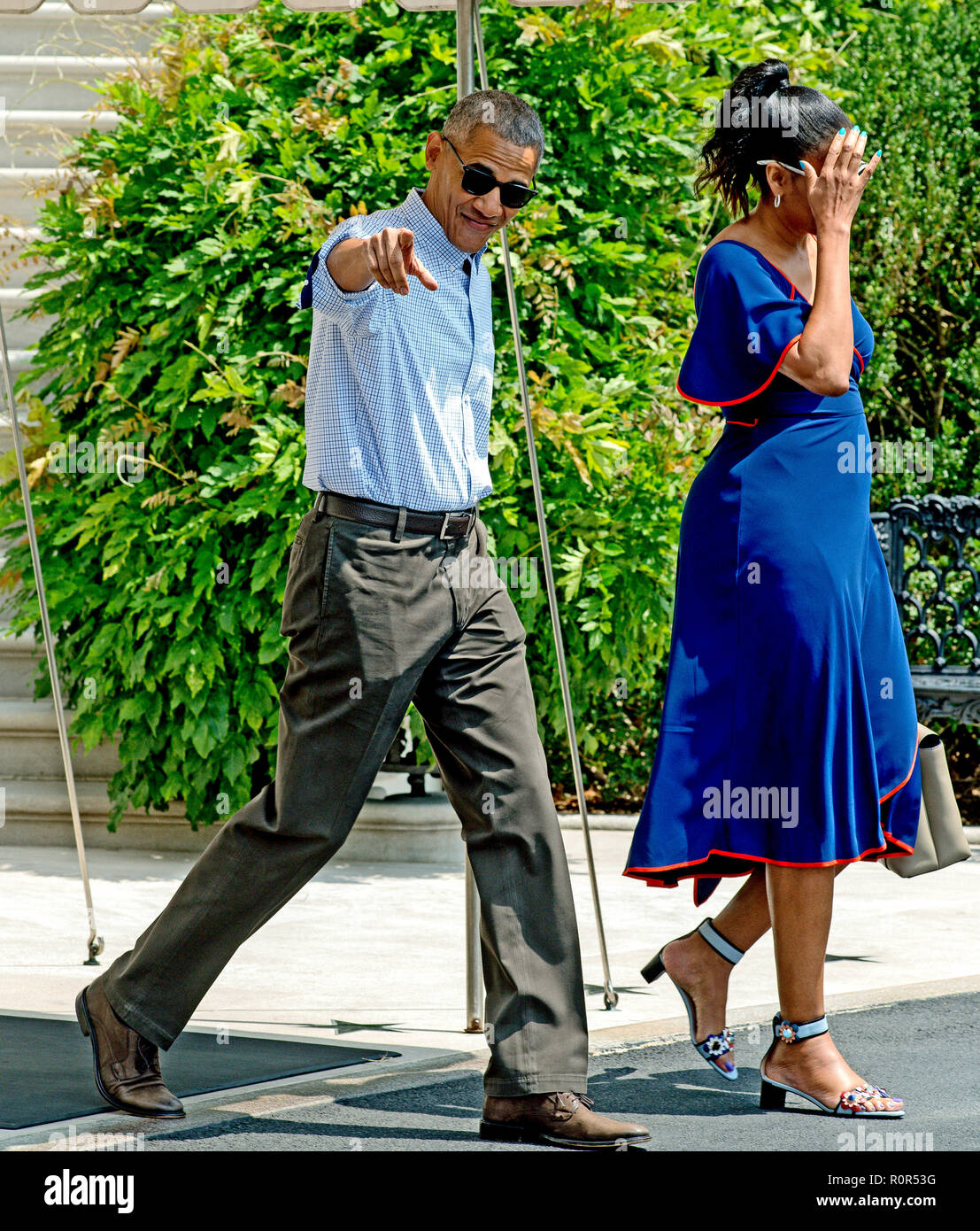 Washington, DC., USA, 6. August 2016 Präsident Barak Obama und der First Lady Michelle Obama aus dem Weißen Haus Süd Portico auf dem Weg zur Marine gehen ihren Sommer Urlaub Kredit zu starten: Mark Reinstein/MediaPunch Stockfoto
