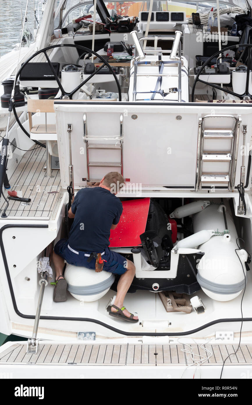 Sailor arbeiten an großen Yacht Stockfoto