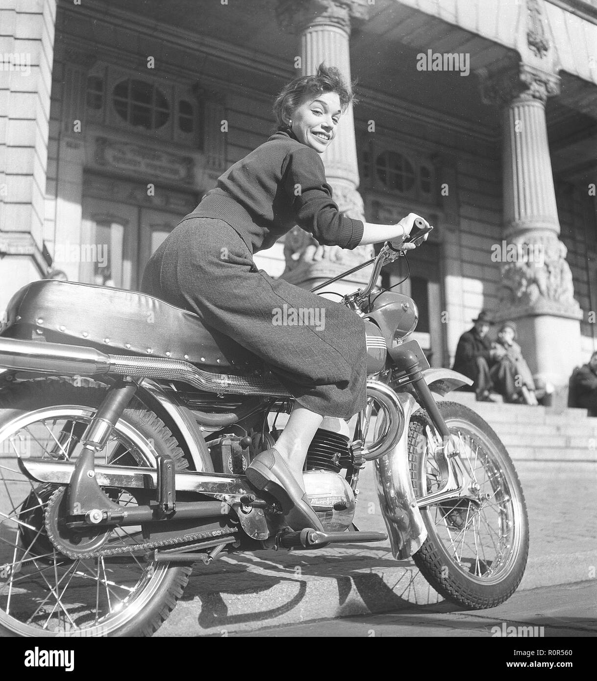 Margit Carlqvist, schwedische Schauspielerin, geboren 1932, hier dargestellt auf einer Husqvarna Motorrad Modell 281 Sport, 1954. Foto Kristoffersson Ref BO 63-3 Stockfoto