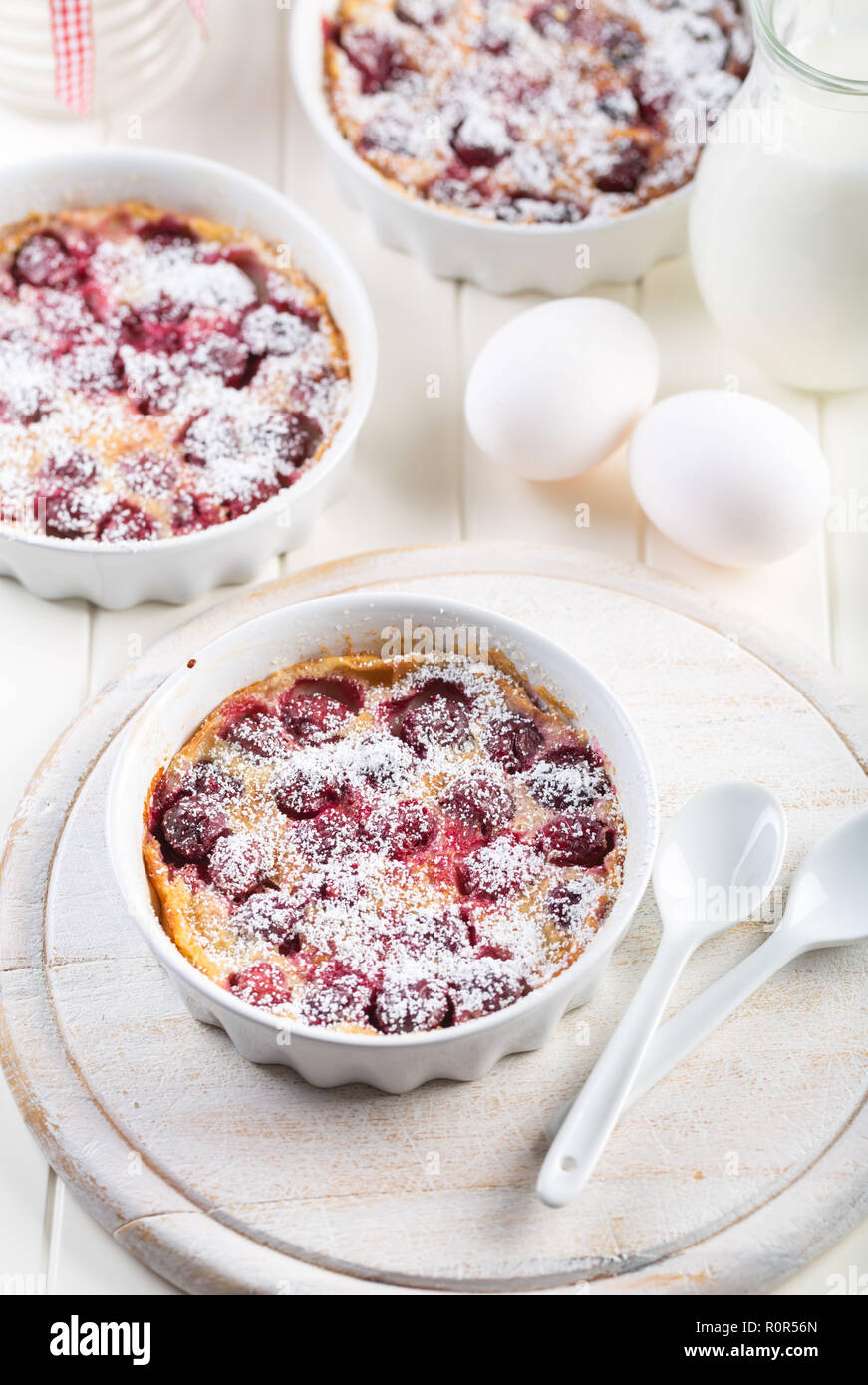 Köstliche Kirsche clafoutis - Französische Milch Kuchen mit Zutaten Stockfoto