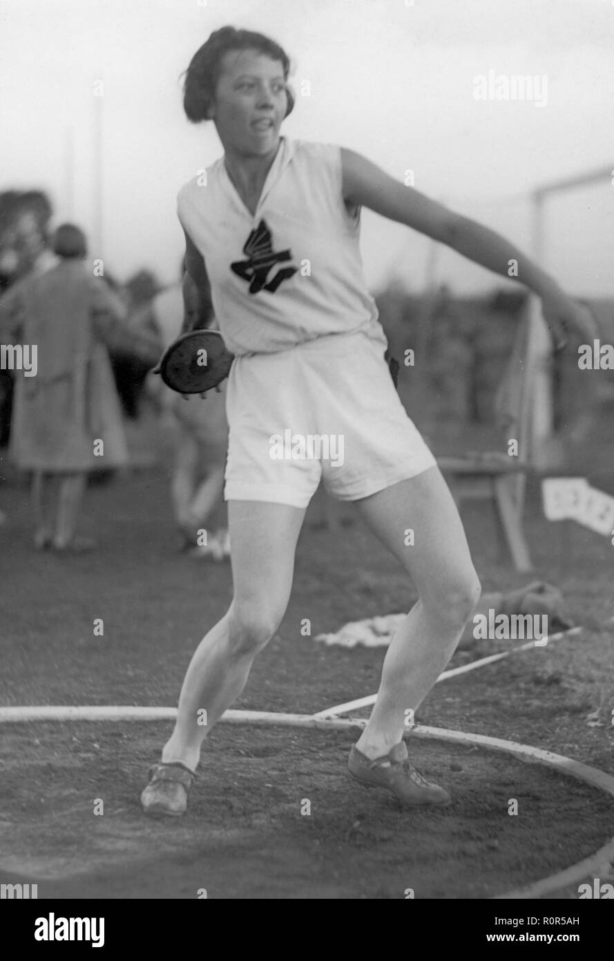 1930er Jahre Frauen im Sport. Olympiasieger Maj Jacobsson, 1909-1996. In den 1930er Jahren, als die Teilnahme an einem diskuswurf Konkurrenz. Stockfoto