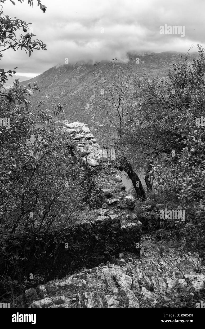 Gornji Stoliv, eine weitgehend verlassenen Dorf hoch über der Bucht von Kotor, Montenegro. Schwarz und Weiss Stockfoto