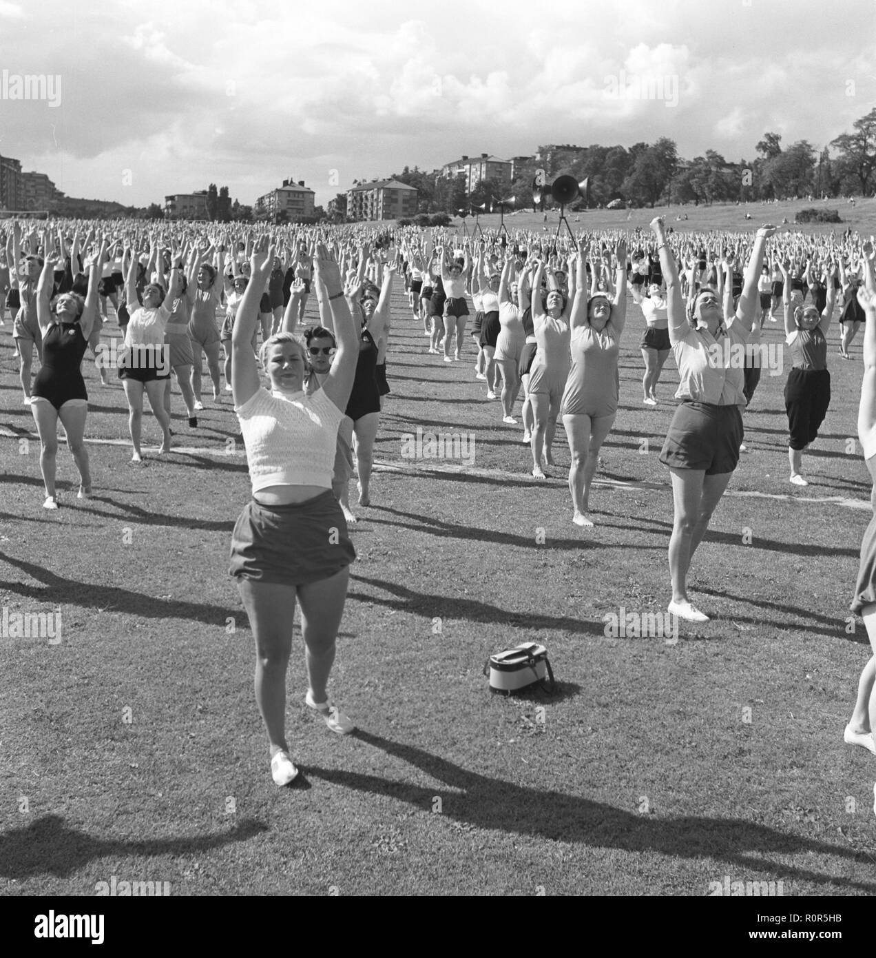 Gymnastik in den 1950er Jahren. Die beliebten Frauen Hausfrau Gymnastik wird überall praktiziert. Hier eine große Anzahl von Frauen zusammen trainieren im Freien. Schweden Juni 1954 Stockfoto