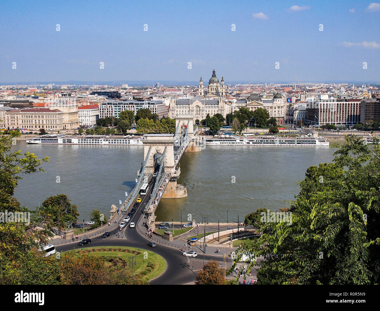 Blick auf Budapest Kettenbrücke und Pest vom Castle Hill Stockfoto